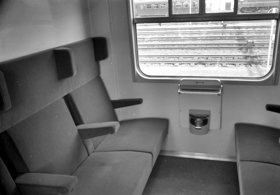 HUA-151911-Interieur van een coupé 1e klasse van het electrische treinstel nr. 501 (mat. 1964, plan TT "Treinstel Toekomst") van de N.S. te Arnhem