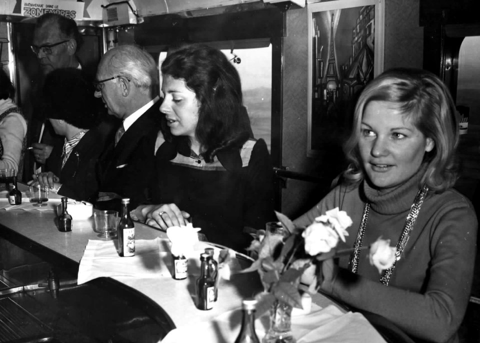 HUA-152252-Afbeelding van passagiers zittend aan de bar in het barrijtuig van de Zonexpres in de Showtrein '72. N.B. De Showtrein '72 was een initiatief van een aantal treintouroperators, zoals Bergland Expres, 