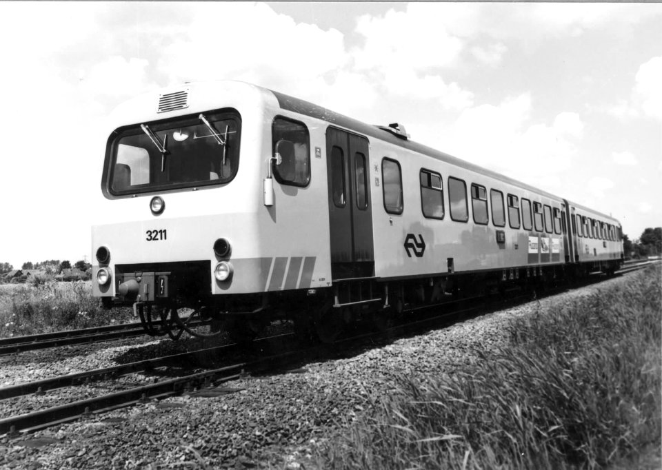 HUA-151215-Afbeelding van het diesel-hydraulische treinstel nr. 3211 (DH 2, serie 3200, "Wadlopers") van de N.S. nabij Sauwerd