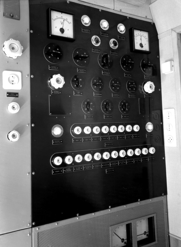 HUA-152289-Afbeelding van de schakelkast in het salonrijtuig NS 8 van de koninklijke trein van de N.S