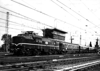 HUA-152294-Afbeelding van een electrische locomotief uit de serie 1200 van de NS met de koninklijke trein bestaande uit begeleidingsrijtuig 5084 38 37 082 plan K