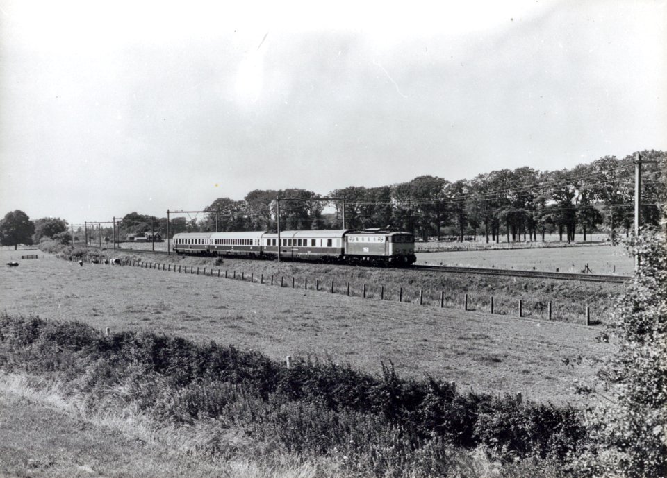 HUA-151067-Afbeelding van de electrische locomotief nr. 1158 (serie 1100) van de N.S. met internationale rijtuigen (T.E.E.) van de (D.B.) Deutsche Bundesbahn tussen Utrecht en Bunnik
