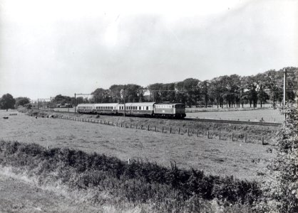 HUA-151067-Afbeelding van de electrische locomotief nr. 1158 (serie 1100) van de N.S. met internationale rijtuigen (T.E.E.) van de (D.B.) Deutsche Bundesbahn tussen Utrecht en Bunnik