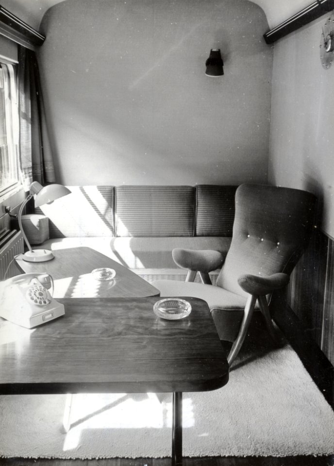 HUA-152291-Interieur van de zit-slaapkamer in het salonrijtuig NS 8 van de koninklijke trein van de N.S