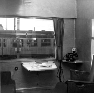 HUA-152336-Interieur van het compartiment met telefoon in het directierijtuig NS 20 ("Kameel") van de N.S
