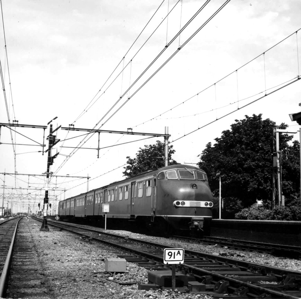 HUA-151231-Afbeelding van het diesel-electrische treinstel nr. 144 (DE 3, plan U) van de N.S. langs het perron van het N.S.-station Geldermalsen te Geldermalsen