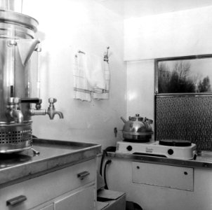 HUA-152333-Interieur van de keuken van het directierijtuig NS 20 ("Kameel") van de N.S