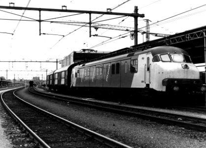 HUA-152068-Afbeelding van het motorpostrijtuig nr. 3016 (plan mP) van de P.T.T. langs het perron van het Expeditieknooppunt van de P.T.T. te Sittard