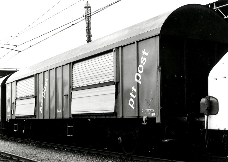 HUA-152073-Afbeelding van de postwagen nr. 040 (type Hbbkkss) van de P.T.T. te Sittard