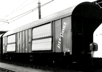 HUA-152073-Afbeelding van de postwagen nr. 040 (type Hbbkkss) van de P.T.T. te Sittard