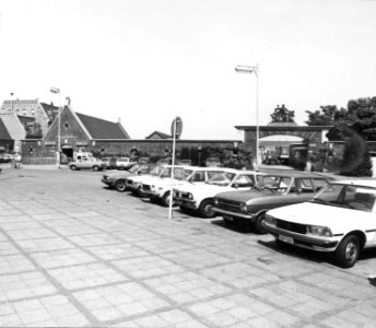 HUA-150614-Gezicht op de rijwielstalling en de toegangspoort van het goederenstation bij het N.S.-station Roosendaal te Roosendaal