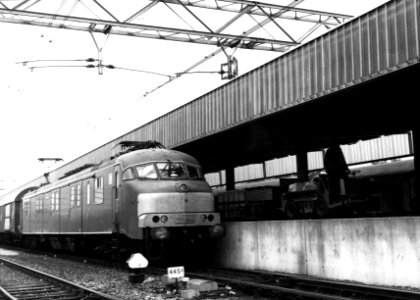 HUA-152064-Afbeelding van een electrisch motorpostrijtuig plan mP van de PTT langs het postperron te Utrecht