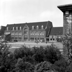 HUA-150611-Gezicht op de voorgevel van het N.S.-station Roosendaal te Roosendaal