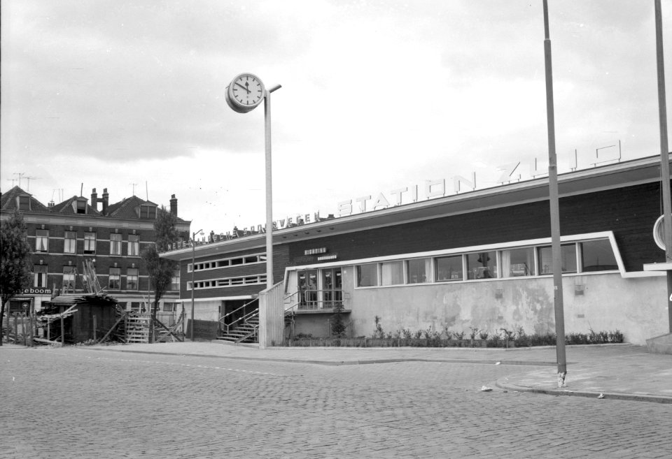 HUA-150643-Gezicht op de voorgevel van het N.S.-station Rotterdam Zuid te Rotterdam