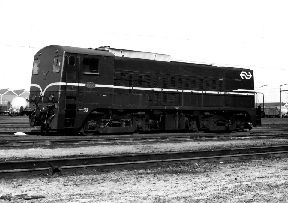 HUA-151623-Afbeelding van de diesel-electrische locomotief nr. 2260 (serie 200-2300) van de N.S. op het emplacement te Amersfoort