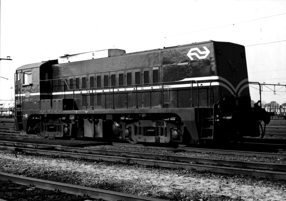 HUA-151625-Afbeelding van de diesel-electrische locomotief nr. 2260 (serie 2200-2300) van de N.S. op het emplacement te Amersfoort