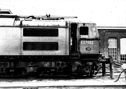 HUA-151608-Afbeelding van de Engelse locomotief nr. E27002 (serie 1500) bij de hoofdwerkplaats van de N.S. te Tilburg
