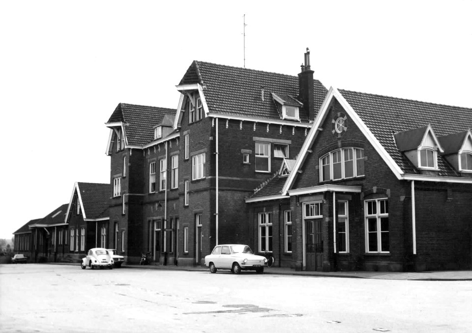 HUA-150677-Gezicht op de voorgevel van het N.S.-station Simpelveld te Simpelveld
