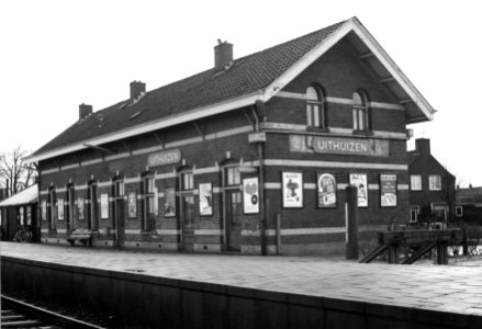 HUA-150730-Gezicht op de perronzijde van het N.S.-station Uithuizen te Uithuizen
