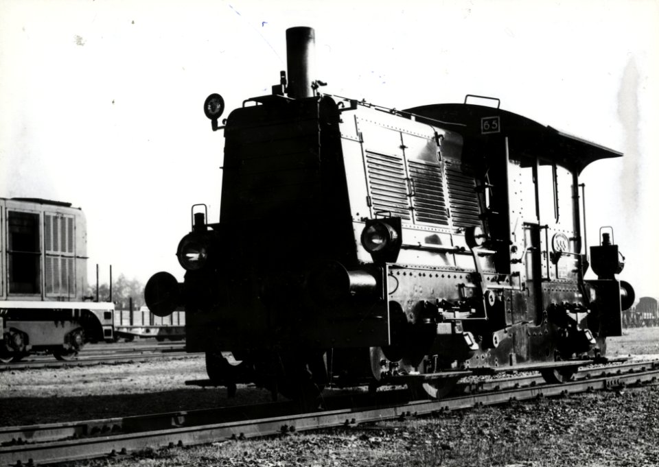 HUA-151601-Afbeelding van de locomotor nr. 353 (serie 200-300) van de N.S. te Winterswijk