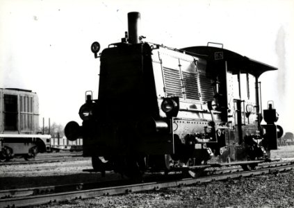 HUA-151601-Afbeelding van de locomotor nr. 353 (serie 200-300) van de N.S. te Winterswijk