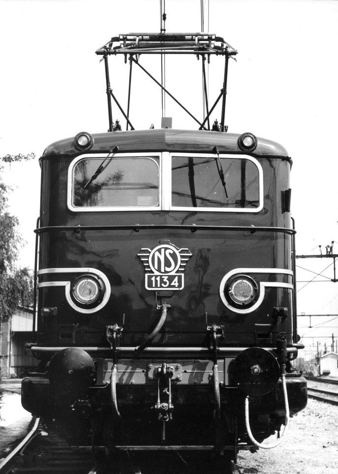 HUA-151111-Afbeelding van de voorzijde van de electrische locomotief nr 1134 serie 1100 van de NS te Tilburg