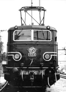 HUA-151111-Afbeelding van de voorzijde van de electrische locomotief nr 1134 serie 1100 van de NS te Tilburg