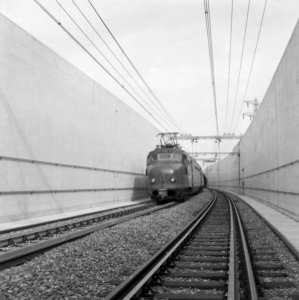 HUA-151691-Afbeelding van het electrisch treinstel nr. 749 (Mat. 1954, plan G) van de N.S. tijdens de opening van de Velsertunnel bij Velsen. De 749 reed gekoppeld met het treinstel nr. 748 (niet zichtbaar op de