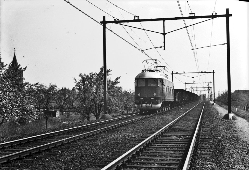 HUA-151090-Afbeelding van de electrische locomotief nr 1001 serie 1000 van de NS met een goederentrein ter hoogte van Geldermalsen
