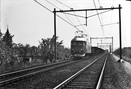 HUA-151090-Afbeelding van de electrische locomotief nr 1001 serie 1000 van de NS met een goederentrein ter hoogte van Geldermalsen