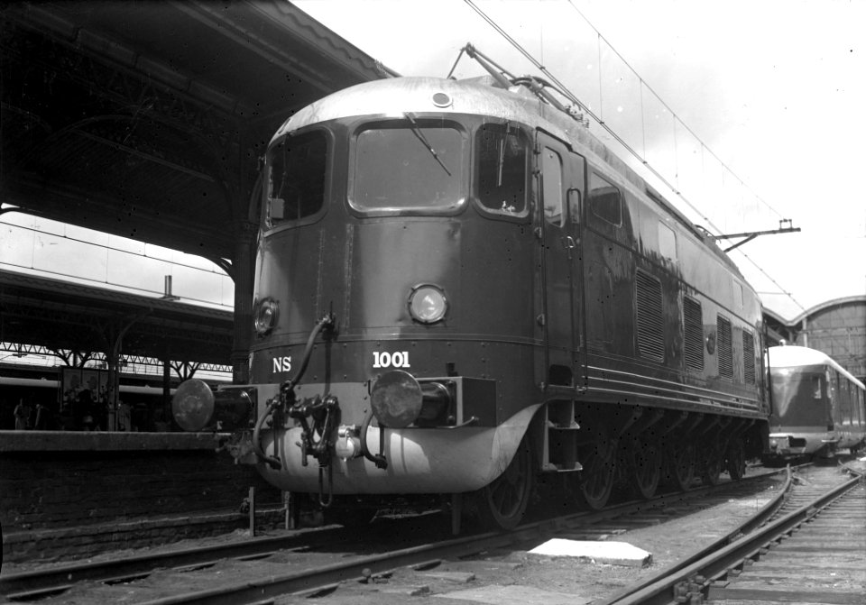 HUA-151101-Afbeelding van de electrische locomotief nr. 1001 (serie 1000) van de N.S. langs het perron van het N.S.-station Utrecht C.S. te Utrecht