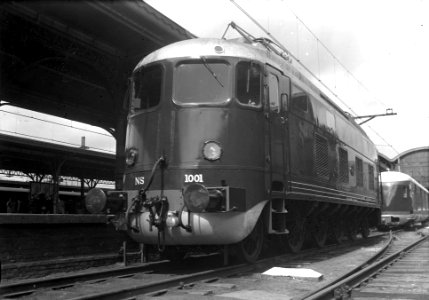 HUA-151101-Afbeelding van de electrische locomotief nr. 1001 (serie 1000) van de N.S. langs het perron van het N.S.-station Utrecht C.S. te Utrecht
