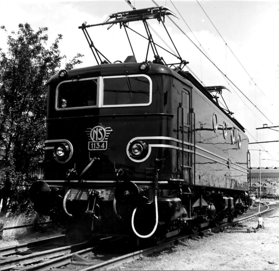 HUA-151115-Afbeelding van de electrische locomotief nr. 1134 (serie 1100) van de N.S. bij de hoofdwerkplaats te Tilburg