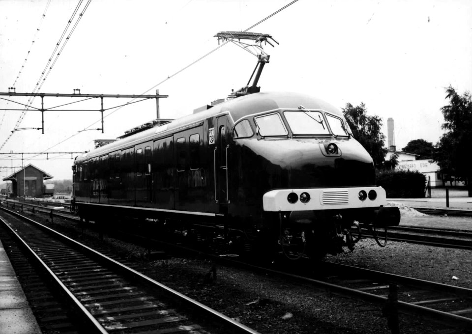 HUA-152051-Afbeelding van het motorpostrijtuig nr. 3001 (Plan mP) van de P.T.T. bij het N.S.-station Ede-Wageningen te Ede, tijdens een proefrit