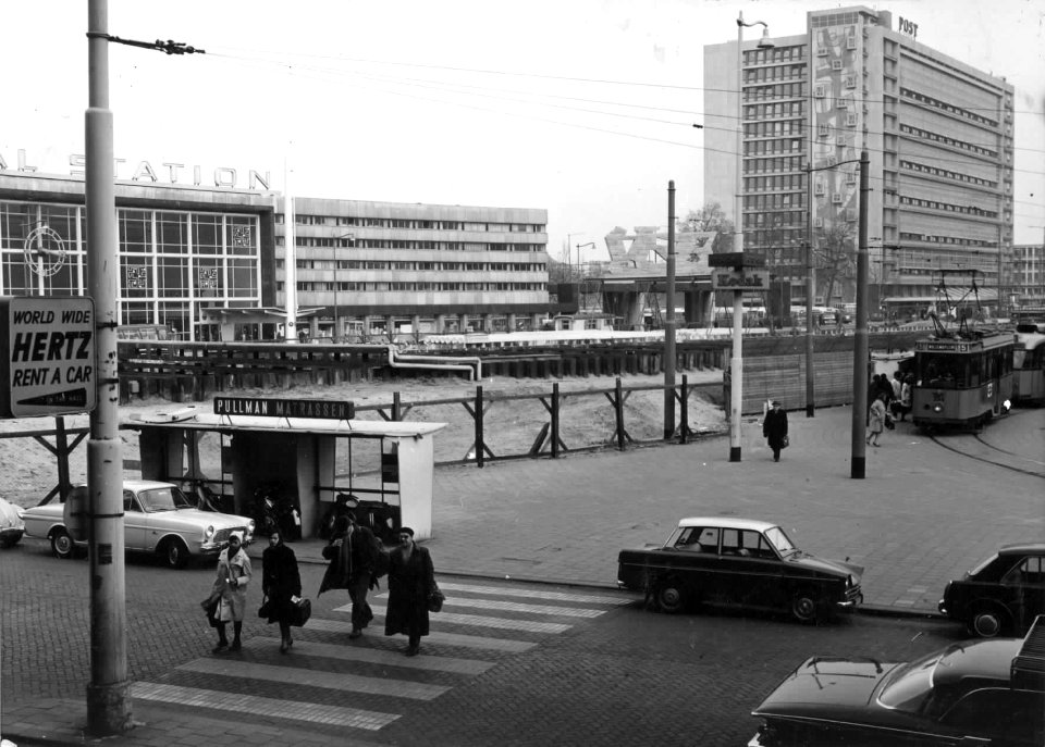 HUA-150622-Gezicht op het stationsplein tijdens aanleg van de metro bij het NS station Rotterdam CS en het gebouw van PTT Post te Rotterdam