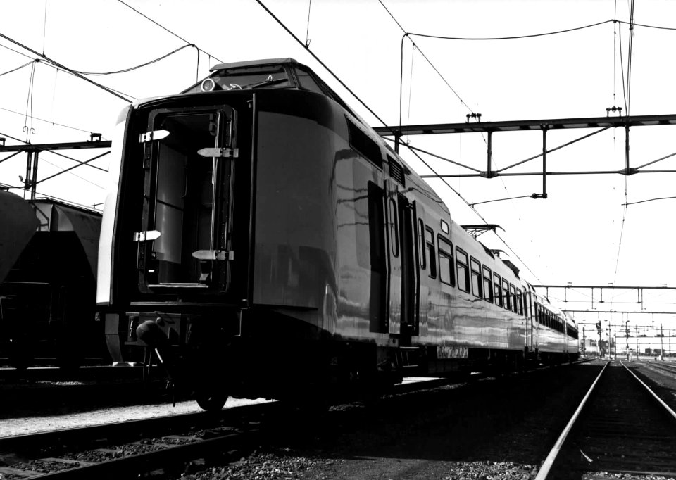 HUA-151960-Afbeelding van het electrische treinstel nr. 4001 (Plan Z, ICM-0) van de N.S. op het emplacement te Venlo met geopende kopdeuren