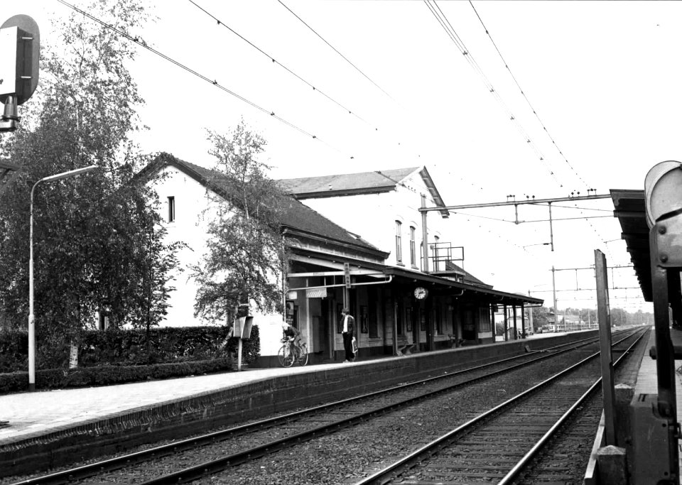 HUA-150558-Gezicht op de perronzijde van het N.S.-station Nijkerk te Nijkerk