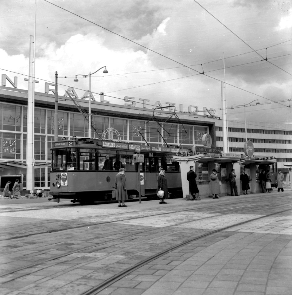 HUA-150620-Afbeelding van een RET tram voor het NS station Rotterdam CS te Rotterdam