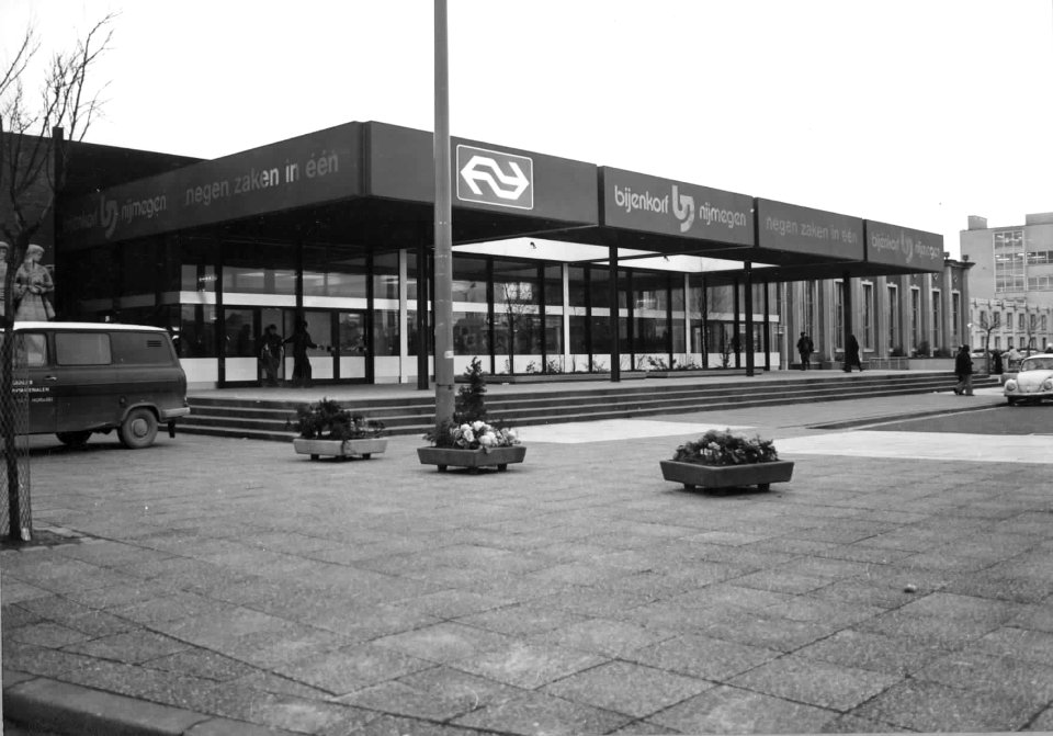 HUA-150571-Gezicht op de toegang tot het NS station Nijmegen te Nijmegen
