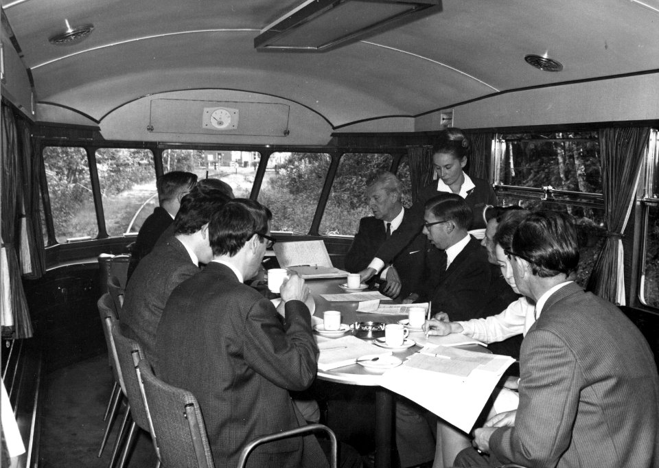 HUA-152320-Afbeelding van leden van de N.S.-directie in de salon van het directierijtuig NS 20 ("Kameel") van de N.S