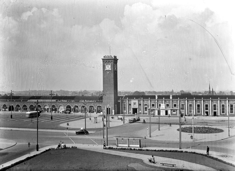 HUA-150562-Gezicht op het stationsplein met het busstation, wachtruimte van de Gelderse Tramwegen (G.T.W.) en de Zuid Ooster (Z.O.) en het N.S.-station Nijmegen te Nijmegen