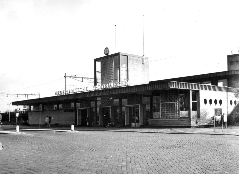 HUA-150787-Gezicht op het NS station Vlaardingen Oost te Vlaardingen