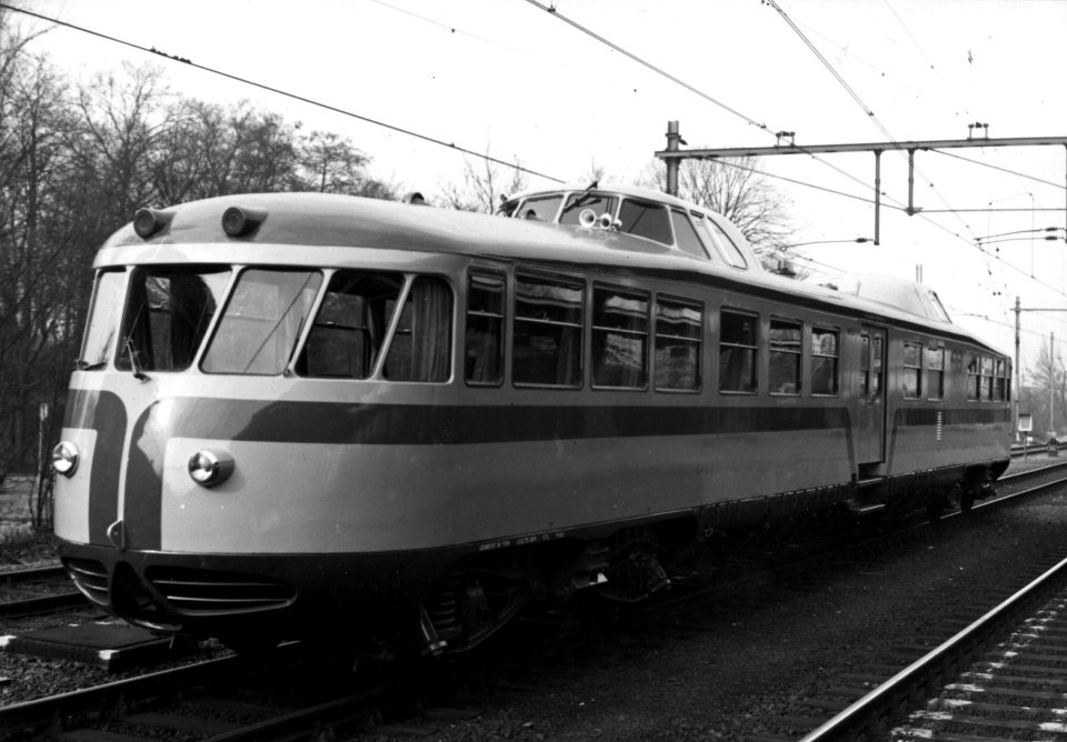 HUA-152344-Afbeelding van de NS 20 Kameel voormalig directierijtuig van de NS als VIP car in geel blauwe NS huisstijl