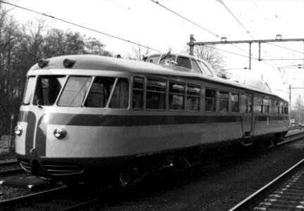 HUA-152344-Afbeelding van de NS 20 Kameel voormalig directierijtuig van de NS als VIP car in geel blauwe NS huisstijl
