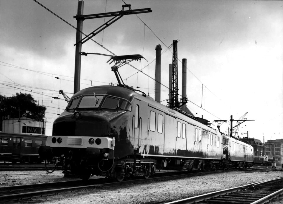 HUA-152052-Afbeelding van de twee nieuwe motorpostrijtuigen nrs. 3001 en (vermoedelijk) 3003 (Plan mP) van de P.T.T. bij het N.S.-station Utrecht C.S. te Utrecht, tijdens een proefrit