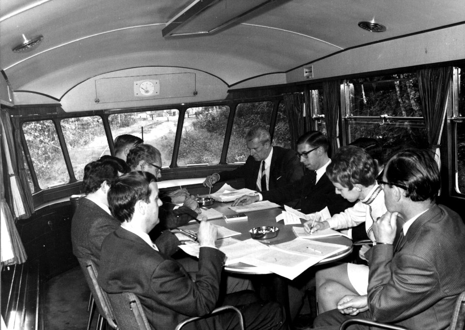 HUA-152324-Afbeelding van leden van de N.S.-directie in de salon van het directierijtuig NS 20 ("Kameel") van de N.S