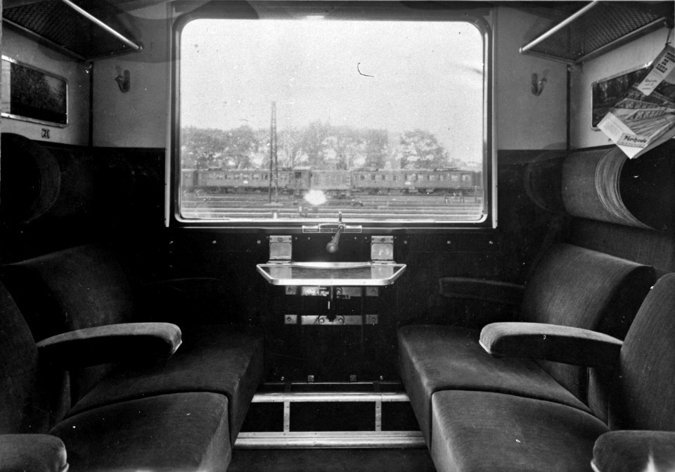 HUA-152093-Interieur 2e klasse van een rijtuig uit de serie AB 7701 7720 plan D van de NS te Amsterdam