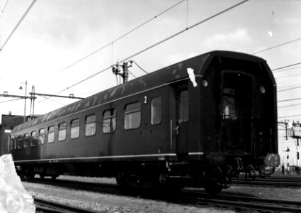 HUA-152116-Afbeelding van het ligrijtuig B 7003 (serie NS B 7001-7025, plan N) van de N.S. bij de lijnwerkplaats Zaanstraat te Amsterdam. N.B. de foto is linksonder beschadigd