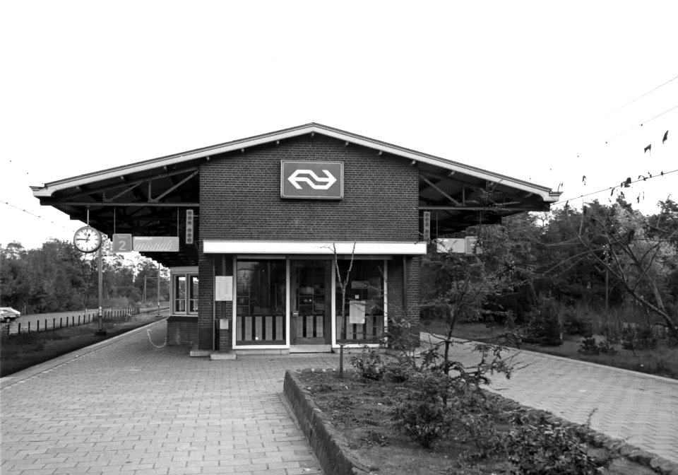 HUA-150550-Gezicht op de kopgevel van het N.S.-station Nunspeet te Nunspeet