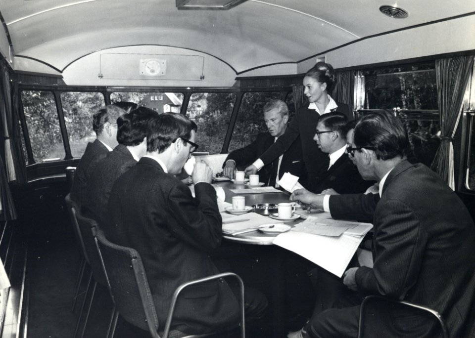 HUA-152319-Afbeelding van leden van de N.S.-directie in de salon van het directierijtuig NS 20 ("Kameel") van de N.S. De foto is vermoedelijk gemaakt op de voormalige tramlijn Goes-'s-Heer Arendskerke
